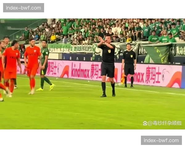 评论：VAR介入判罚点球引发争议，防守动作尺度再成讨论焦点