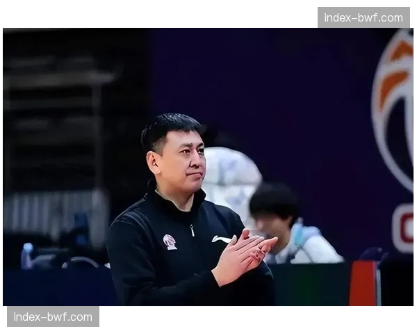 特写:浙江队主帅王世龙在暂停时反复强调防守落位,球员围聚聆听 特写:浙江队主帅王世龙在暂停时反复强调防守落位,球员围聚聆听